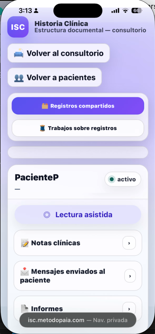 Profesional revisando el registro en la historia clínica